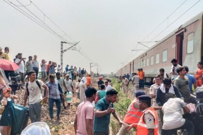 రైలు ప్రమాదం: ఒడిశాలో రైలు ప్రమాదం- పట్టాలు పట్టాలు బెంగళూరు- కామాఖ్య కామాఖ్య ఏసీ ఏసీ ఎక్స్ప్రెస్, 11 బోగీలు ..