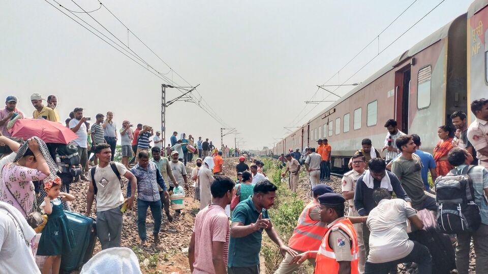 రైలు ప్రమాదం: ఒడిశాలో రైలు ప్రమాదం- పట్టాలు పట్టాలు బెంగళూరు- కామాఖ్య కామాఖ్య ఏసీ ఏసీ ఎక్స్ప్రెస్, 11 బోగీలు ..