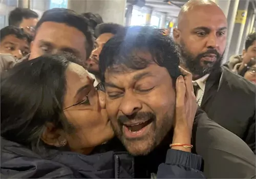 లండన్ ఎయిర్ పోర్ట్ పోర్ట్ చిరంజీవి ప్రత్యక్షం..అభిమానుల హంగామ హంగామ హంగామ