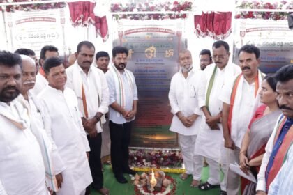 వనపర్తి జిల్లాలోని జిల్లా జిల్లా పరిషత్ ఉన్నత పాఠశాల మైదానంలో రూ రూ .550 కోట్ల కోట్ల నిధులతో అభివృద్ధి అభివృద్ధి పనులకు శంకుస్థాపనలు చేసిన ముఖ్యమంత్రి రేవంత్ రేవంత్ రెడ్డి రెడ్డి రెడ్డి