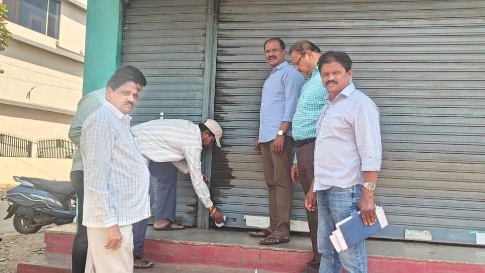 వారంగల్: రెండేళ్లుగా ట్యాక్స్ ట్యాక్స్ ఫలితం ఫలితం .. వరంగల్‌లో బార్ అండ్ అండ్ రెస్టారెంట్!