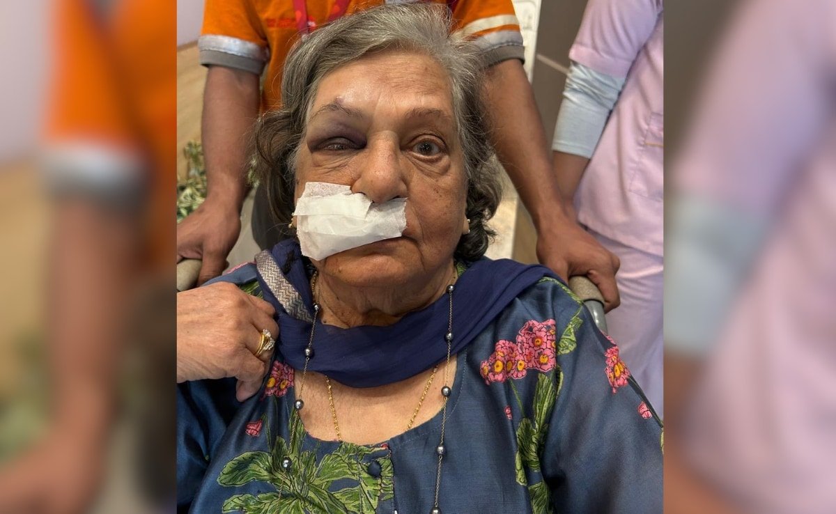 వీల్ చైర్ ఆలస్యం తరువాత వృద్ధ మహిళ వస్తుంది, ఎయిర్ ఇండియా ఆలస్యంగా రాగా ఉంటుంది