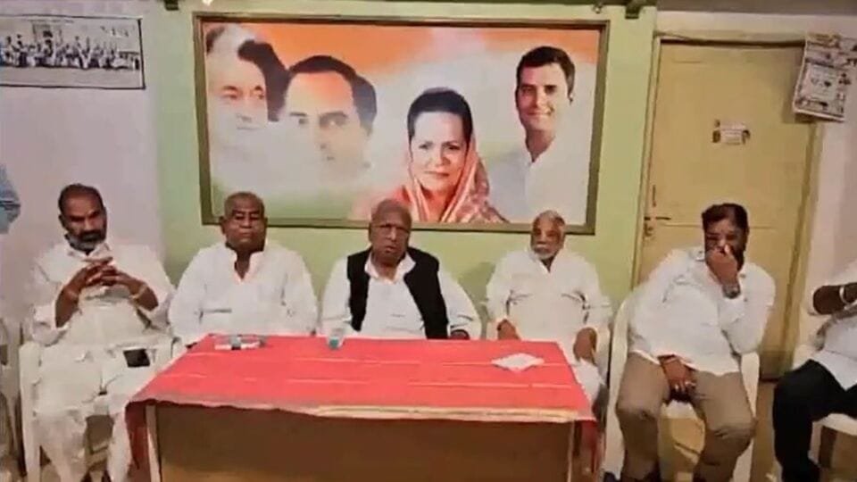 వీహెచ్ ఇంట్లో మున్నూరు కాపు కాపు నేతల నేతల సమావేశం సమావేశం ఏఐసీసీ ఏఐసీసీ ఏఐసీసీ ఏఐసీసీ సీరియస్!