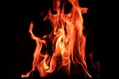 వైజాగ్ క్రైమ్: మాజీ ప్రియుడిపై ప్రియుడిపై కక్ష తీర్చుకోడానికి నిప్పు నిప్పు పెడితే పెడితే, 14 వాహనాలు వాహనాలు దగ్ధం ..