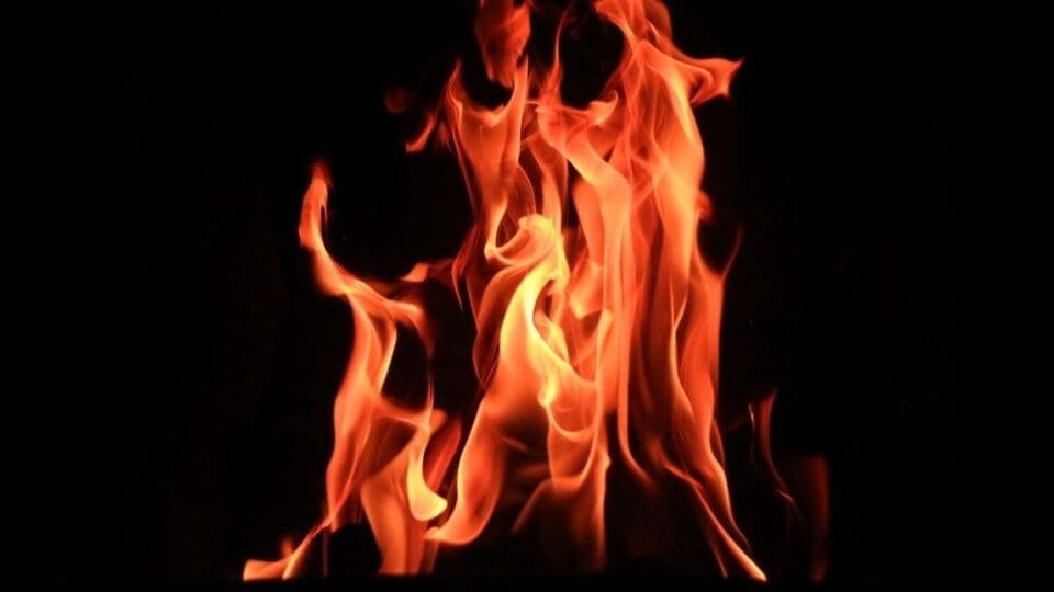 వైజాగ్ క్రైమ్: మాజీ ప్రియుడిపై ప్రియుడిపై కక్ష తీర్చుకోడానికి నిప్పు నిప్పు పెడితే పెడితే, 14 వాహనాలు వాహనాలు దగ్ధం ..