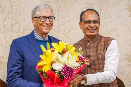 వ్యవసాయ మంత్రి శివరాజ్ చౌహాన్‌తో గ్రామీణాభివృద్ధిలో సహకారం బిల్ గేట్స్ చర్చిస్తున్నారు