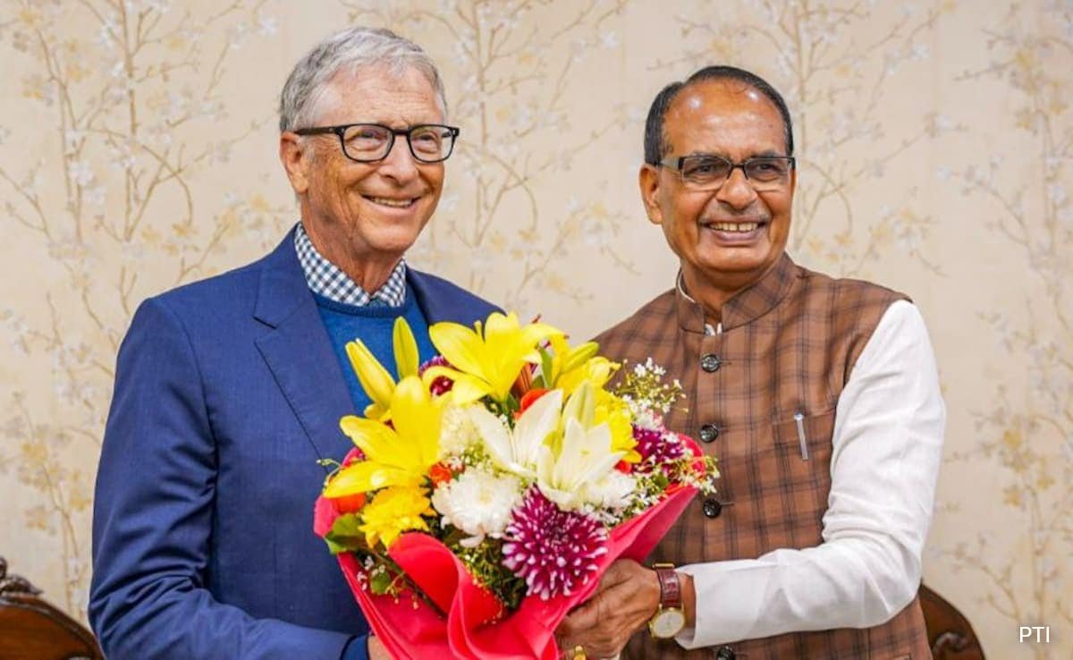వ్యవసాయ మంత్రి శివరాజ్ చౌహాన్‌తో గ్రామీణాభివృద్ధిలో సహకారం బిల్ గేట్స్ చర్చిస్తున్నారు