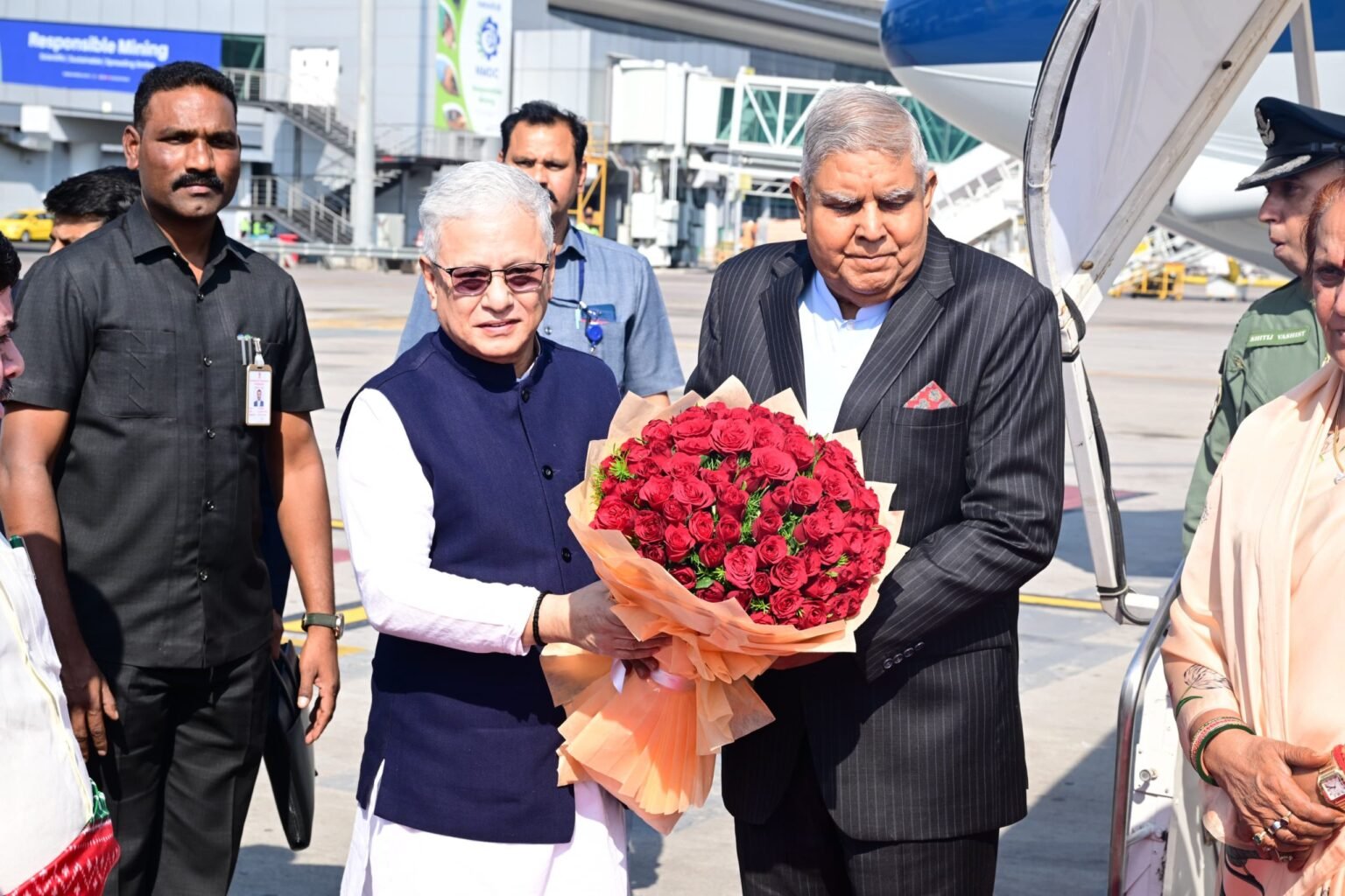 శంషాబాద్ విమానాశ్రయంలో ఉప ఉప రాష్ట్రపతి దంపతులకు ఘన స్వాగతం పలికిన గవర్నర్ గవర్నర్, మంత్రులు, ప్రముఖులు ప్రముఖులు