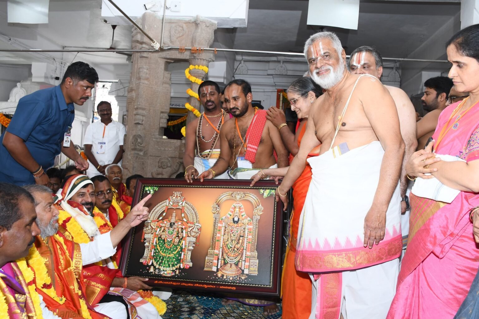 శ్రీ లక్ష్మీ వెంకటేశ్వర స్వామి కృప అందరిపై ఉండాలి ఉండాలి