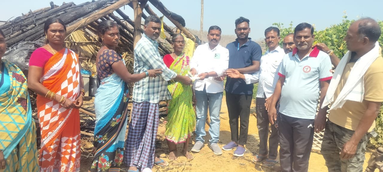 షాట్ సర్క్యూట్ తో పూరి పూరి గుడిసె దగ్ధం .. లక్ష రూపాయల ఆస్తి ఆస్తి నష్టం