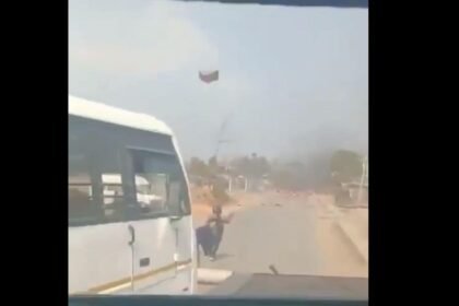 సాయుధ వాహనం లోపల, జవాన్లు మణిపూర్లో దాడుల ద్వారా నెట్టారు