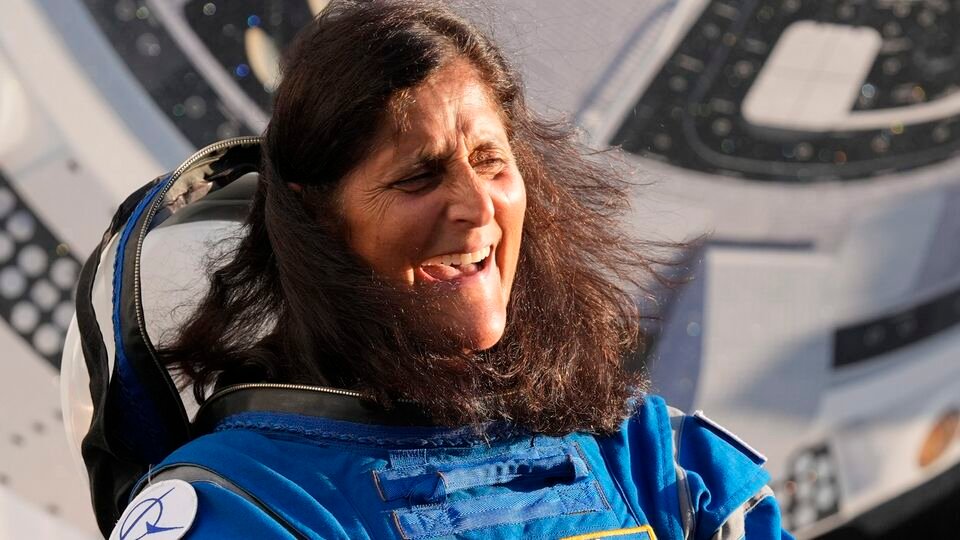 సునీతా విలియమ్స్: అస్ట్రోనాట్ సునీత సునీత విలియమ్స్ పై డొనాల్డ్ ట్రంప్ తిక్క తిక్క, అసందర్భ- డొనాల్డ్ ట్రంప్స్ మహిళ అడవి జుట్టు జిబేతో సునీటా విలియమ్స్ ఫ్యూమ్స్ నెటిజన్లు, జాతీయ