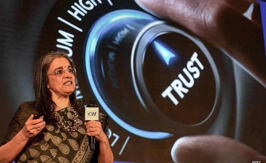 సెబీ తన మాజీ చీఫ్, అధికారులపై ఎఫ్ఐఆర్ ఆదేశాలు