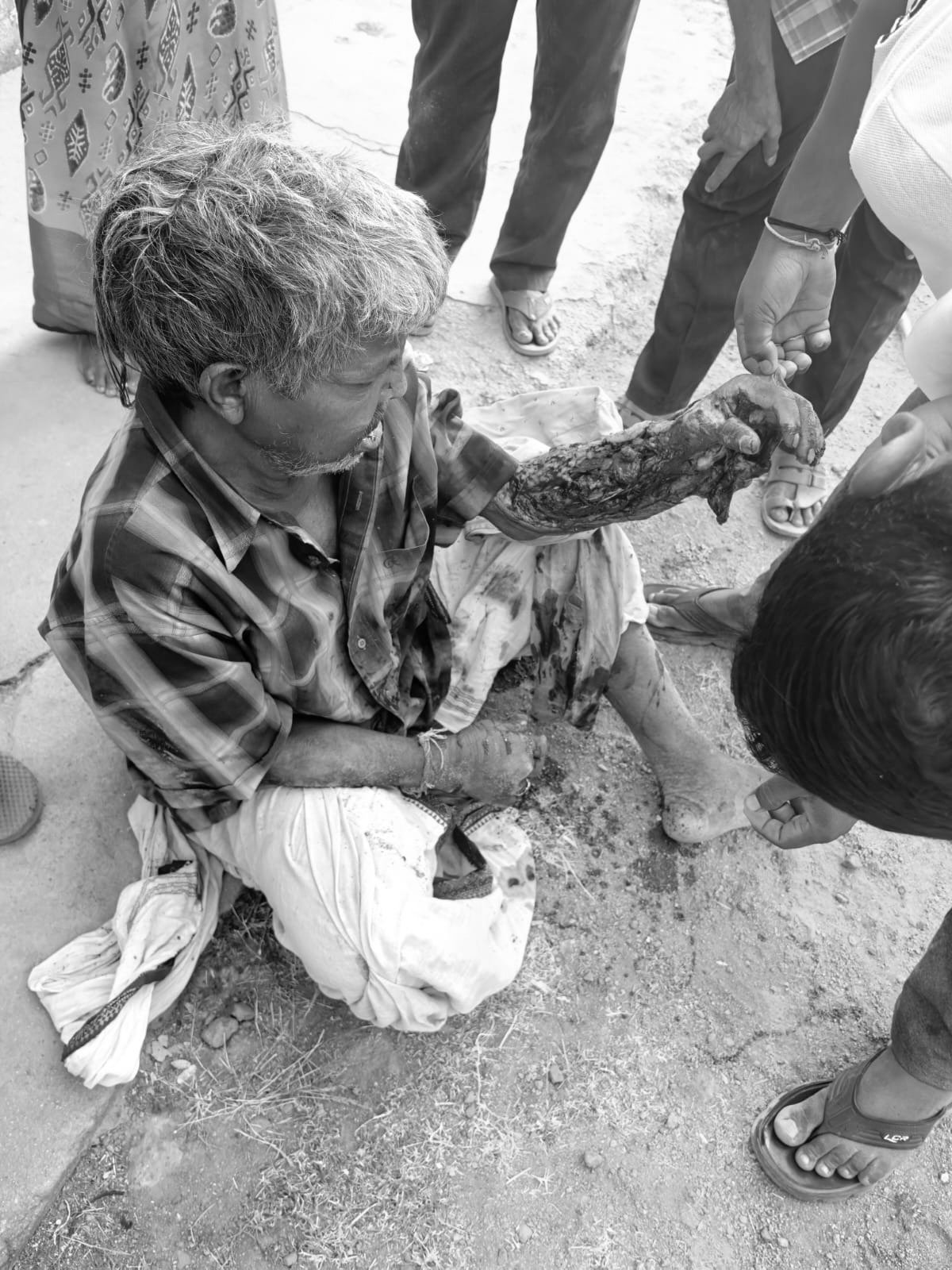 స్కూల్ బస్ ఢీ కొని వృద్ధుడి మృతి