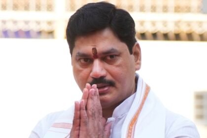 హత్య కేసు మధ్య మహారాష్ట్ర మంత్రిగా నిష్క్రమించిన ధనంజయ్ ముండే ఎవరు