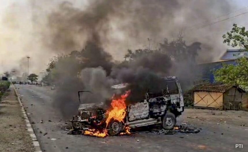 ట్రాక్‌లు నిరసనలుగా నిరోధించబడ్డాయి, వక్ఫ్ చట్టంపై బెంగాల్ యొక్క కొన్ని భాగాలలో హింస విచ్ఛిన్నమైంది