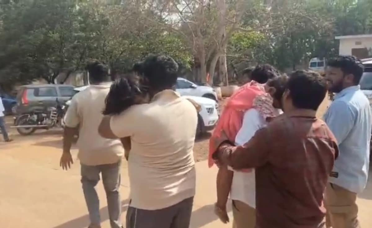 2 అమ్మాయిలను తెలంగాణలో కారు లోపల లాక్ చేశారు. 2 గంటల తరువాత చనిపోయినట్లు కనుగొనబడింది