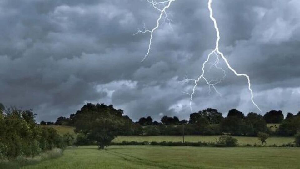 AP రెయిన్ అలర్ట్: ఉపరితల ఉపరితల ఎఫెక్ట్ - ఏపీకి భారీ వర్షసూచన వర్షసూచన… ఈ జిల్లాల్లో జిల్లాల్లో పిడుగులు పడొచ్చు ..!