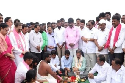 BRS సమావేశం: బీఆర్ఎస్ సిల్వర్ సిల్వర్ వేడుకలకు అంకురార్పణ అంకురార్పణ, భూమిపూజ చేసిన సభ పనులు ప్రారంభించిన పార్టీ పార్టీ