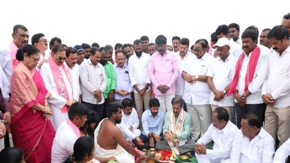 BRS సమావేశం: బీఆర్ఎస్ సిల్వర్ సిల్వర్ వేడుకలకు అంకురార్పణ అంకురార్పణ, భూమిపూజ చేసిన సభ పనులు ప్రారంభించిన పార్టీ పార్టీ