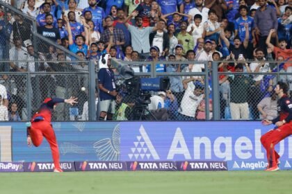 RCB స్టార్స్ ఫిల్ సాల్ట్, టిమ్ డేవిడ్ అసాధారణమైన జట్టుకృషిని చూపిస్తాడు, అద్భుతమైన ఆట మారుతున్న క్యాచ్ vs MI