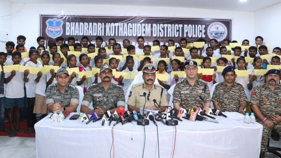 Tg Maoists లొంగిపోవటం: ఒకేసారి లొంగిపోయిన 86 మంది మావోయిస్టులు మావోయిస్టులు .. 8 ముఖ్యమైన ముఖ్యమైన కారణాలు
