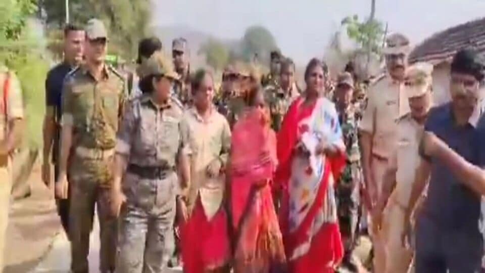 అడవిలో తప్పిపోయిన మహిళలు: రాత్రంతా దట్టమైన అడవిలో చిక్కుకున్న నలుగురు మహిళలు