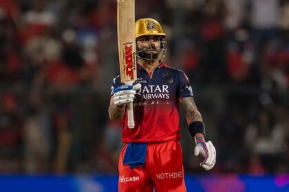 "అతను బెంగళూరులో మొదటి మూడు ఆటలను అనుభవించాడు ...": RCB గురువు దినేష్ కార్తీక్ RR కి వ్యతిరేకంగా నాక్ చేసిన తరువాత విరాట్ను ప్రశంసిస్తాడు