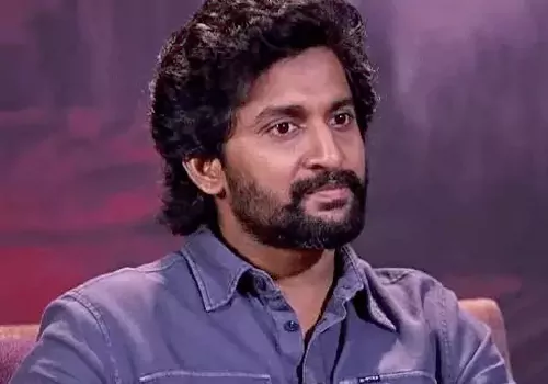అభిమాని దగ్గర దగ్గర స్క్రిప్ట్ నాని..సోషల్ మీడియాలో మీడియాలో వీడియో వైరల్ వైరల్