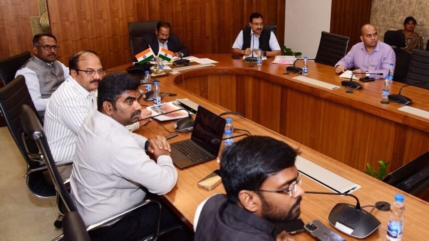 అమరవతి పనిచేస్తుంది: ఈ ఈ నెలలోనే ప్రధాని చేతుల మీదుగా అమరావతి పనులకు శంకుస్థాపన శంకుస్థాపన, ఏర్పాట్లపై సీఎస్ ఏర్పాట్లపై ఏర్పాట్లపై