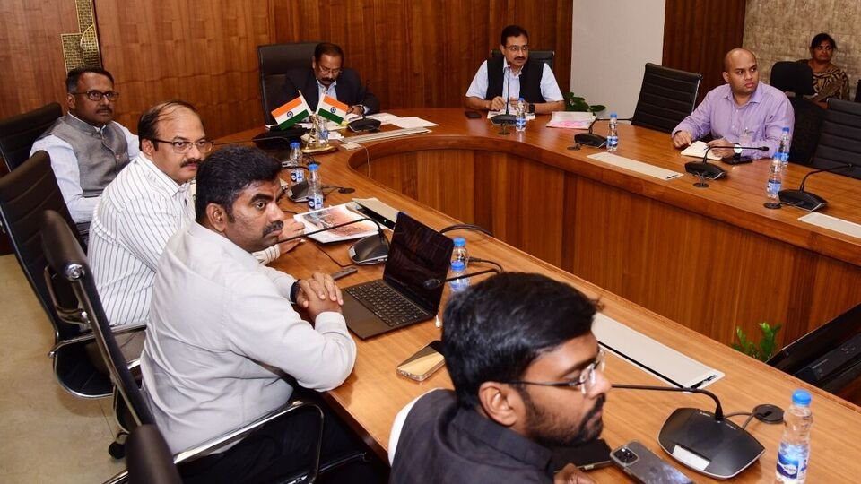 అమరవతి పనిచేస్తుంది: ఈ ఈ నెలలోనే ప్రధాని చేతుల మీదుగా అమరావతి పనులకు శంకుస్థాపన శంకుస్థాపన, ఏర్పాట్లపై సీఎస్ ఏర్పాట్లపై ఏర్పాట్లపై