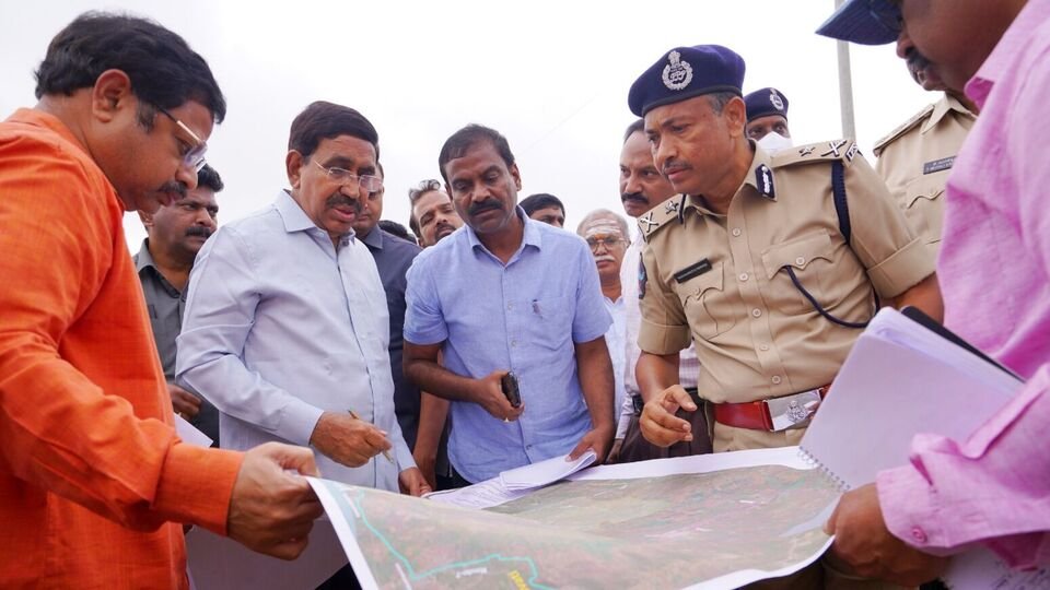 అమరావతిలో ప్రధాని పర్యటనకు వేగంగా వేగంగా ఏర్పాట్లు .. 5 లక్షల మందిలో అమరావతిలో అమరావతిలో బహిరంగ సభకు ఏర్పాట్లు