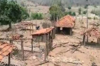 అమ్మో అమ్మో! గ్రామంలో, ఇళ్లను ఇళ్లను ఖాళీ ఖాళీ