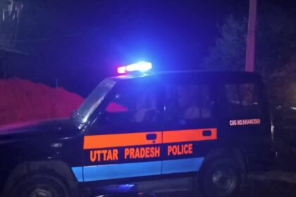 అయోధ్య హోటల్ సిబ్బంది గెస్ట్ హౌస్ లో మహిళలు స్నానం చేస్తున్నారని ఆరోపించారు, అరెస్టు చేశారు