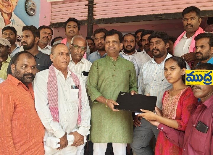 ఇంజనీరింగ్ చదువుతున్న పేద విద్యార్థినికి ఆర్థిక సహాయం అందచేత అందచేత