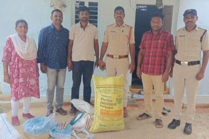 ఇంట్లో భారీగా పేలుడు పేలుడు పదార్థాలు .. జిలెటిన్ జిలెటిన్ స్టిక్స్, డిటోనేటర్లు స్వాధీనం చేసుకున్న చేసుకున్న పోలీసులు