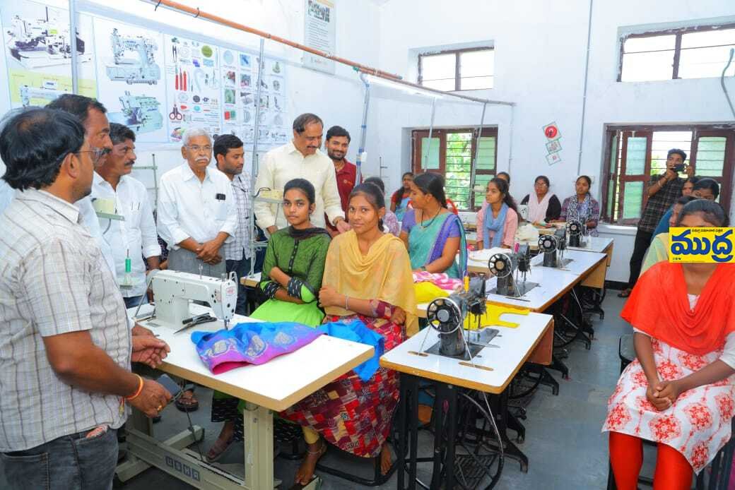 ఉచిత ఉపాధి శిక్షణ శిక్షణ కేంద్రాన్ని ఎమ్మెల్యే డా.సంజయ్.