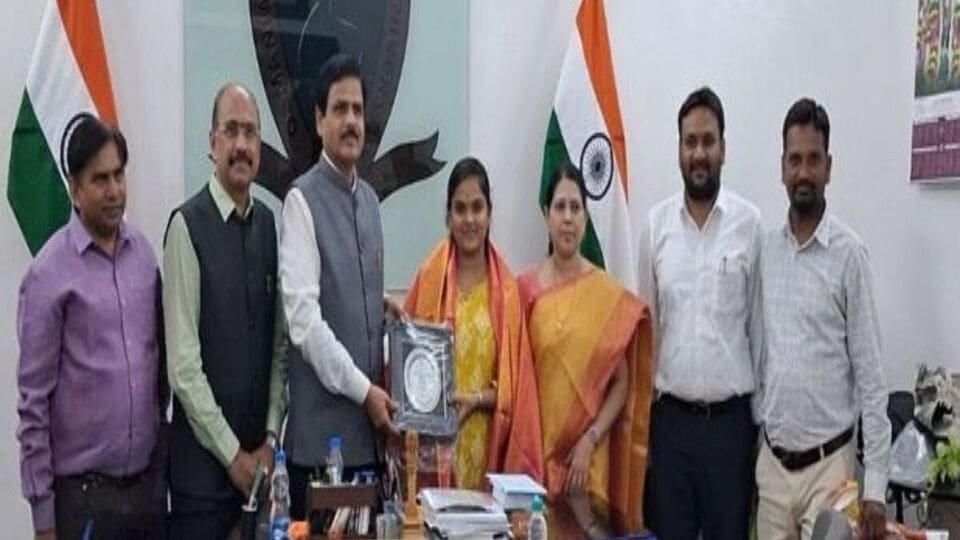 ఉస్మానియా విద్యార్థినికి అమెజాన్ అమెజాన్ లో రూ .45 లక్షల ప్యాకేజీతో ఉద్యోగం ఉద్యోగం