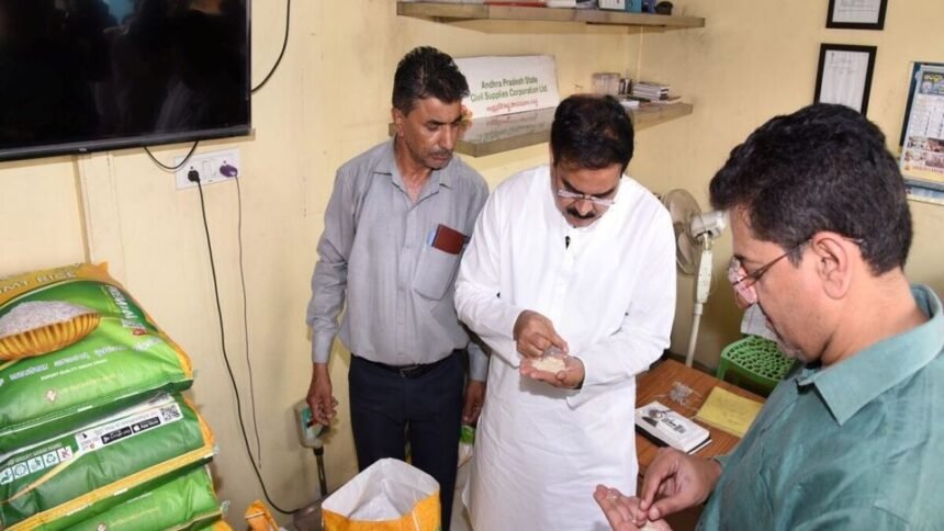 ఏపీ భవన్ రేషన్ రేషన్ దుకాణంలో మంత్రి నాదెండ్ల ఆకస్మిక తనిఖీ- ఒక కేజీ కేజీ కేజీ తేడా, షాపు- ap షాపు- ap భవాన్ రేషన్ షాప్ మంత్రి నాడెండ్లా మనోహర్ ఆశ్చర్యకరమైన చెక్ 1 కిలోల వ్యత్యాసాన్ని కనుగొంటుంది, ఆంధ్ర ప్రదేశ్ న్యూస్ న్యూస్ న్యూస్ న్యూస్ న్యూస్