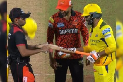 ఐపిఎల్ మ్యాచ్ వర్సెస్ ఎస్‌ఆర్‌హెచ్ సమయంలో పిచ్‌లో రవీంద్ర జడేజా బ్యాట్ సైజు పరీక్షలో విఫలమయ్యాడు, అంపైర్ అతన్ని ఆదేశిస్తాడు ...