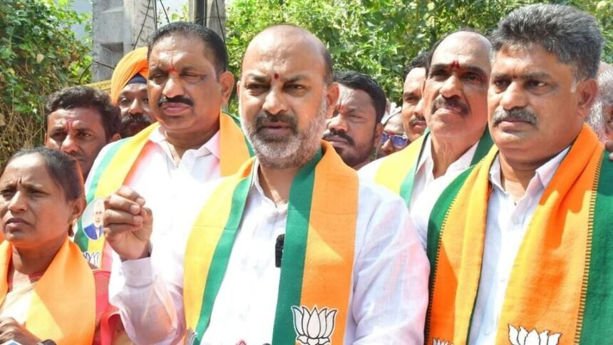 కరీమ్నాగర్: రబ్బర్ స్టాంప్ స్టాంప్ ముఖ్యమంత్రి రేవంత్ రెడ్డి .. పాలన భ్రష్టు భ్రష్టు పట్టింది పట్టింది: బండి బండి సంజయ్