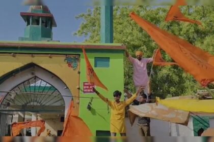 కుంకుమ జెండాలు మోస్తున్న పురుషులు దర్గా పైకి ఎక్కి, నినాదాలు పెంచండి: పోలీసులు