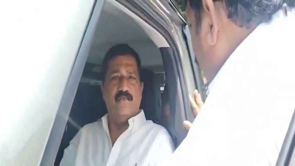 కూటమి ఎమ్మెల్యేల ఎమ్మెల్యేల మధ్య లీజు చిచ్చు- విష్ణుకుమార్ రాజుపై గంటా ఫైర్ ఫైర్