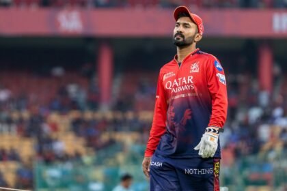 "క్యూరేటర్‌ను అడిగారు ...": ఆర్‌సిబి మెంటర్ దినేష్ కార్తీక్ ఐపిఎల్ పిచ్ వివాదానికి ఇంధనాన్ని జోడిస్తాడు