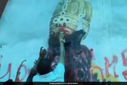 ఘజియాబాద్‌లో మాబ్ బహదూర్ షా జాఫర్ కుడ్యచిత్రాన్ని నల్లగా చేస్తాడు, ఇది u రంగజేబు అని చెప్పారు