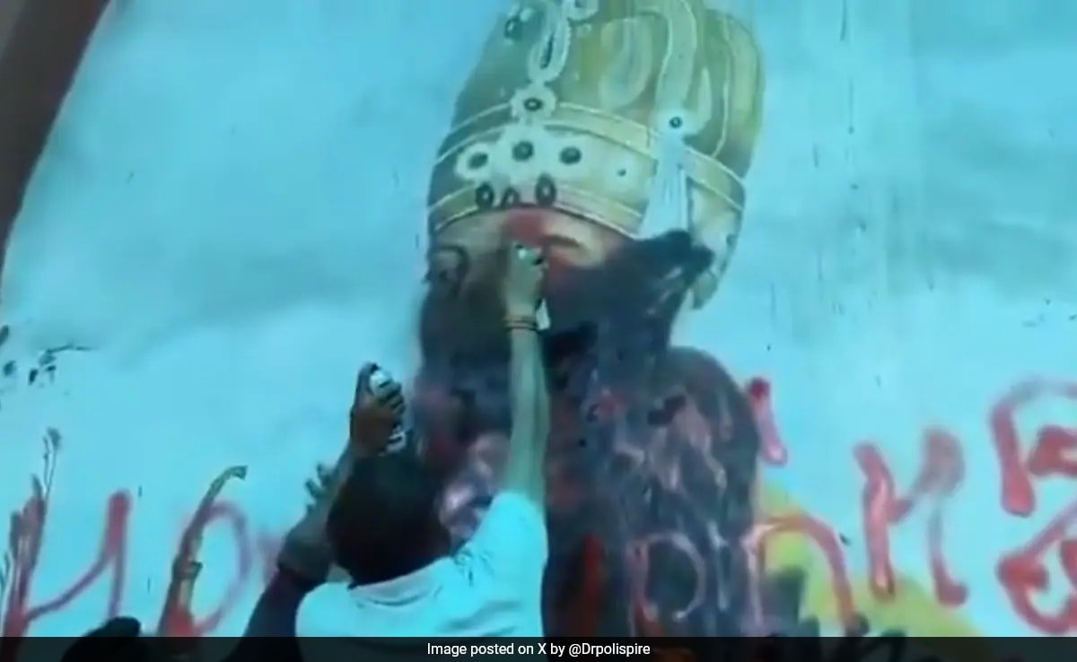 ఘజియాబాద్‌లో మాబ్ బహదూర్ షా జాఫర్ కుడ్యచిత్రాన్ని నల్లగా చేస్తాడు, ఇది u రంగజేబు అని చెప్పారు