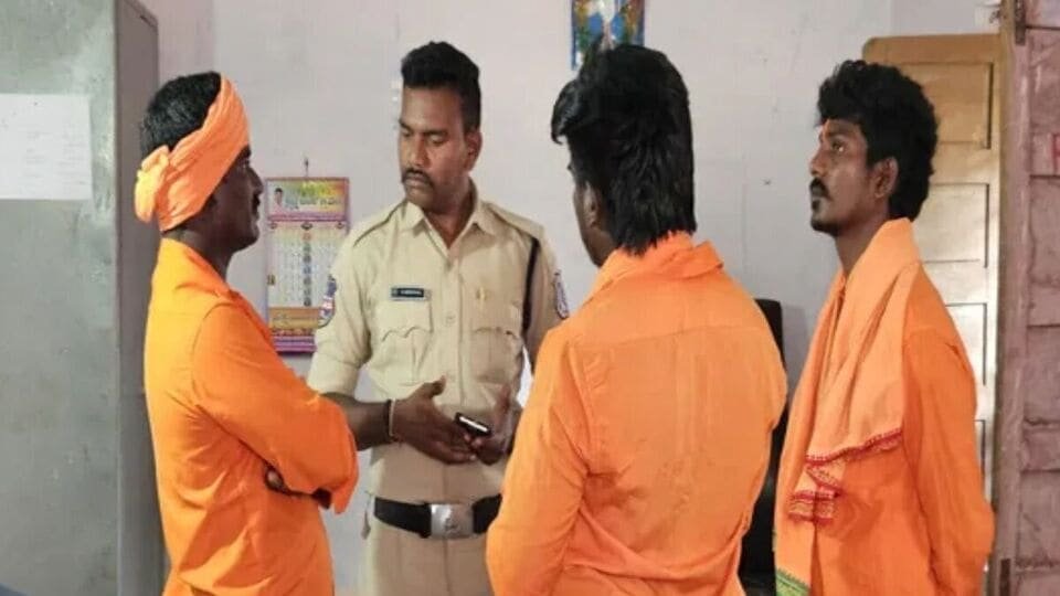 చెట్టు పసరుతో పసరుతో, దొంగ స్వాములను చితకబాదిన గ్రామస్థులు గ్రామస్థులు