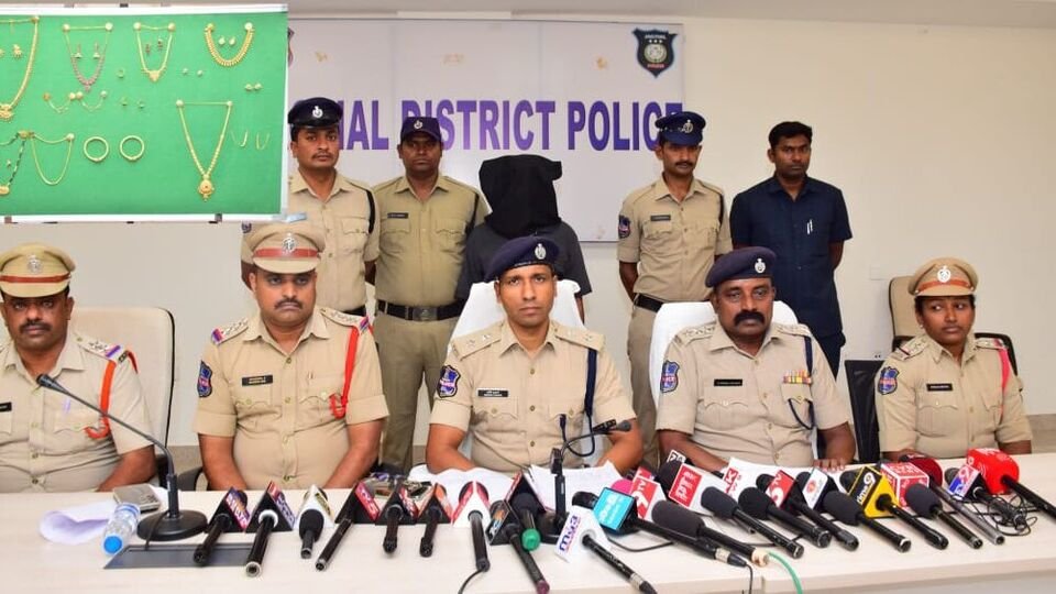 జగ్టియల్ క్రైమ్: జగిత్యాలలో జగిత్యాలలో గజదొంగ - రూ .25 లక్షల విలువైన బంగారు ఆభరణాలు ఆభరణాలు ఆభరణాలు