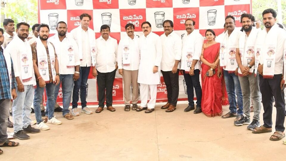 జనసేనలోకి గ్రేటర్ విశాఖ వైసీపీ కార్పోరేటర్లు, పార్టీ పార్టీ ఛైర్మన్‌ నాదెండ్ల మనోహర్ సమక్షంలో సమక్షంలో సమక్షంలో
