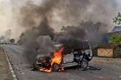 ట్రాక్‌లు నిరసనలుగా నిరోధించబడ్డాయి, వక్ఫ్ చట్టంపై బెంగాల్ యొక్క కొన్ని భాగాలలో హింస విచ్ఛిన్నమైంది
